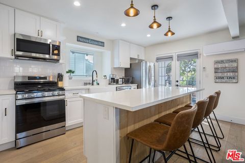 Photo of 1438 W 30th Street, Los Angeles, CA 90007 (MLS # 25583009)