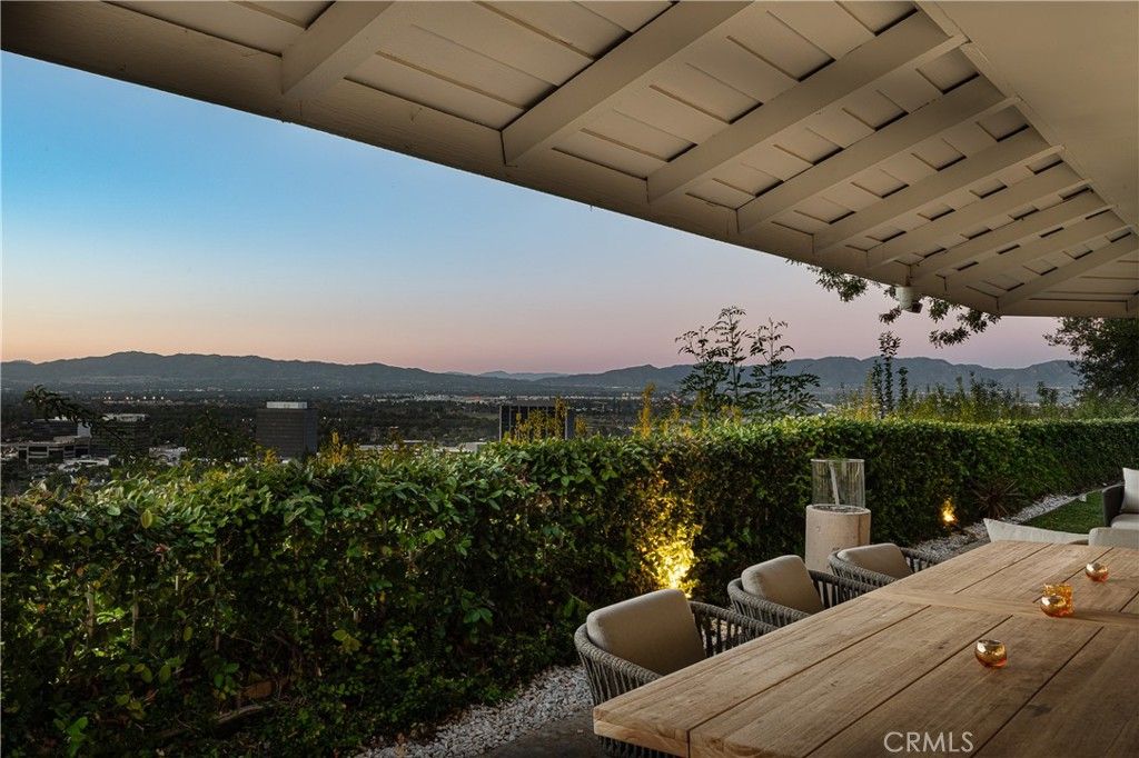 Photo of 4173 Regal Oak Dr, Encino, CA 91436 (MLS # SR26082045)