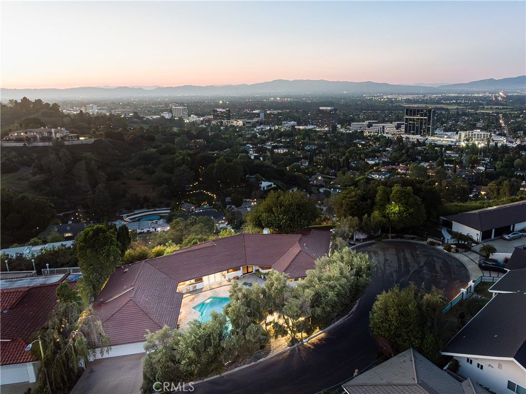 Photo of 4173 Regal Oak Dr, Encino, CA 91436 (MLS # SR26082045)