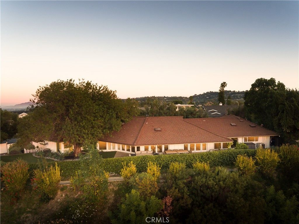 Photo of 4173 Regal Oak Dr, Encino, CA 91436 (MLS # SR26082045)