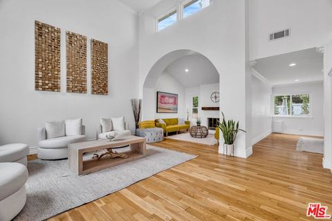 Photo of 3225 Futura Pt, Thousand Oaks, CA 91362 (MLS # 25623925)