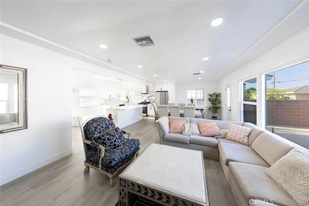 Bellflower, California 90706, United States, 3 Bedrooms Bedrooms, ,2 BathroomsBathrooms,Residential,Active,239826