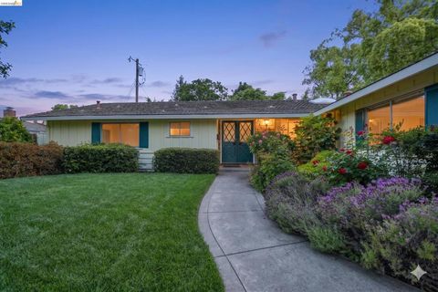 Photo of 1718 Pepperwood Ct Ct, Concord, CA 94521 (MLS # 41131413)
