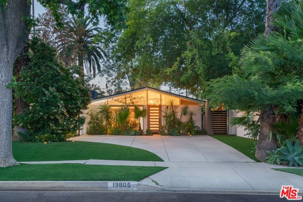 Photo of 19805 Hamlin Street, Woodland Hills, CA 91367 (MLS # 25576357)