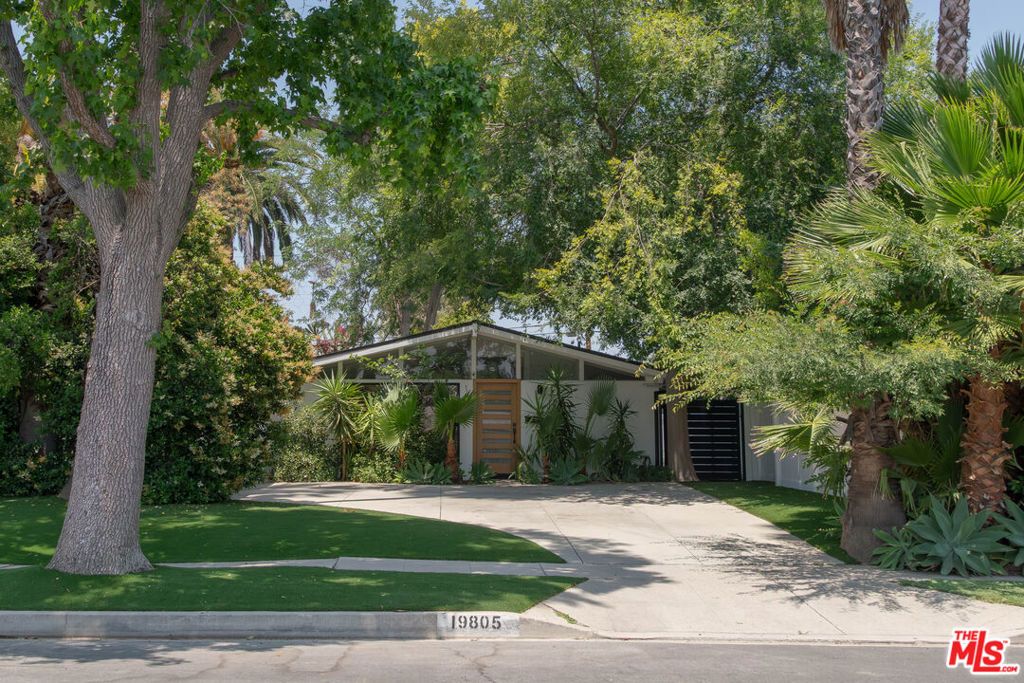 Photo of 19805 Hamlin Street, Woodland Hills, CA 91367 (MLS # 25576357)