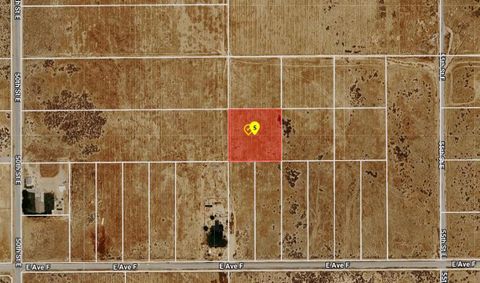 Photo of Vic Ave Avenue E #E14/53, Lancaster, CA 93535 (MLS # 219147038DA)