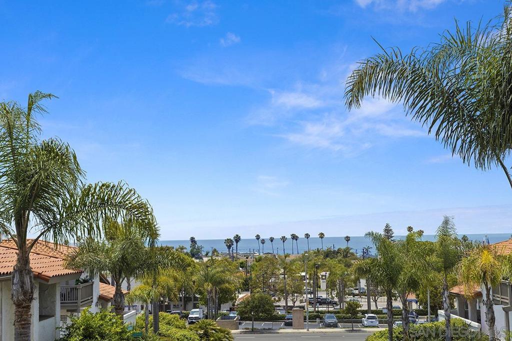 Updated Coastal beach home overlooking the Pacific Ocean & downtown Encinitas. Perfectly situated steps to boutiques, dining, train station, & Moonlight Beach. Open floor plan, 2 bedrooms with ensuite baths and powder room on main floor. Vaulted ceiling, flooded with natural light. Laundry, 2 car garage, patio, fireplace, & horizon ocean views make this the perfect home to relax & play.