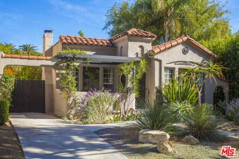 Photo of 526 N Harper Avenue, Los Angeles, CA 90048 (MLS # 26841023)