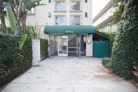 Photo of 10900 Blix #4, North Hollywood, CA 91602 (MLS # SR25251991)