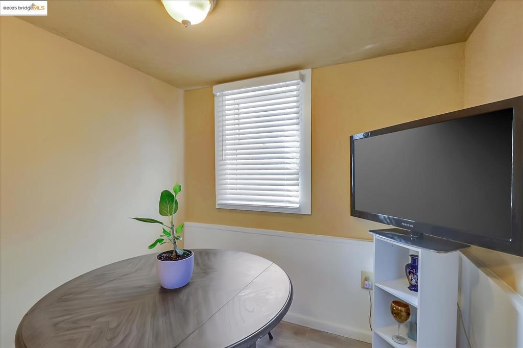 E OAKLAND - Residential Income