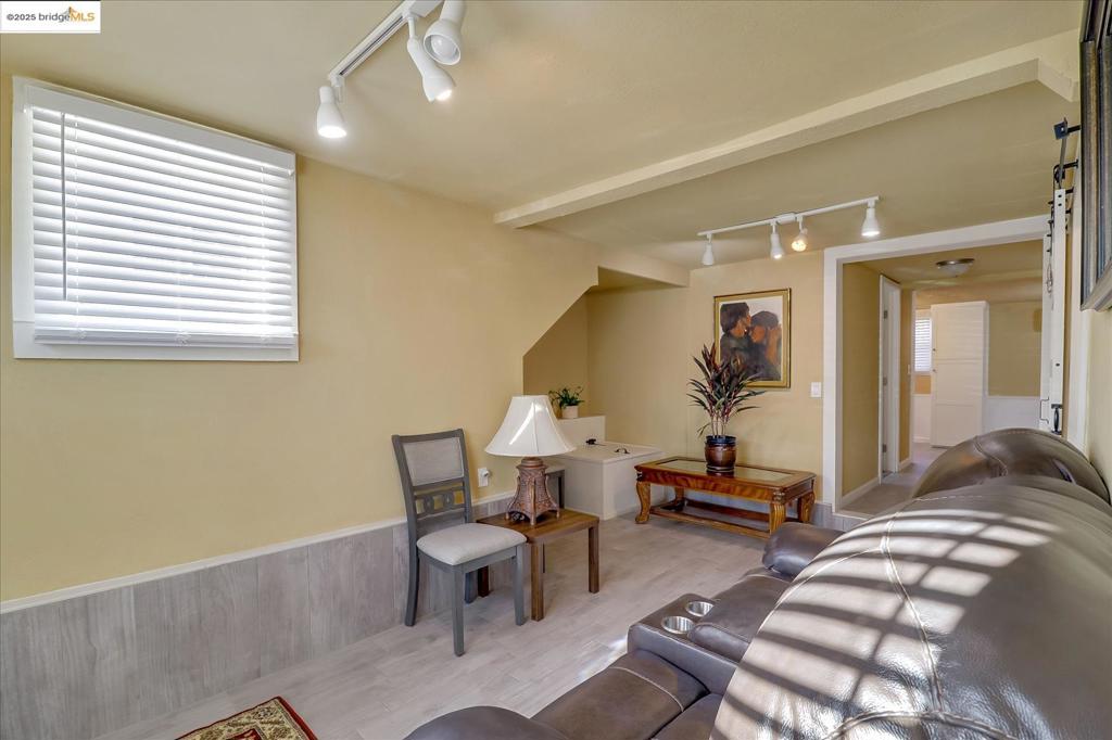 E OAKLAND - Residential Income