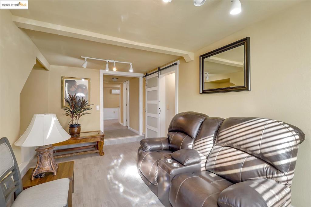 E OAKLAND - Residential Income