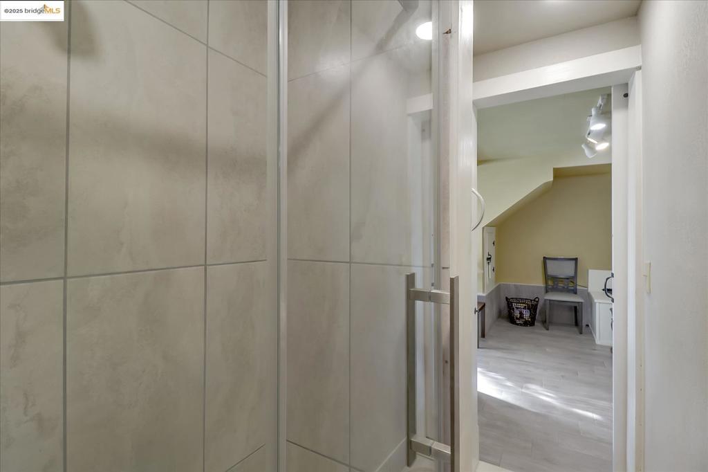 E OAKLAND - Residential Income