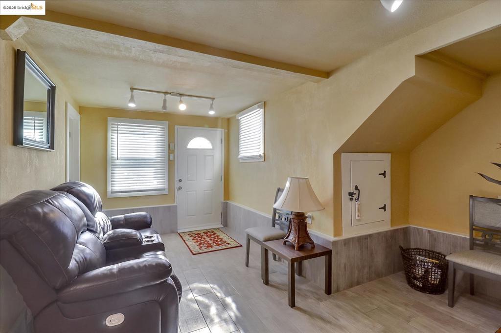 E OAKLAND - Residential Income