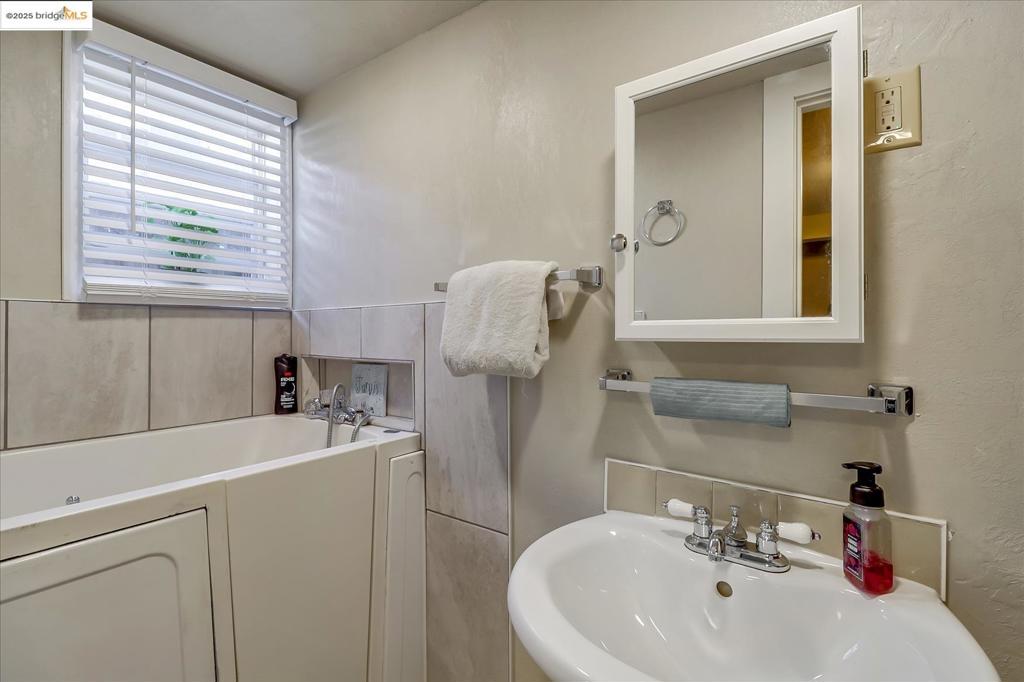 E OAKLAND - Residential Income