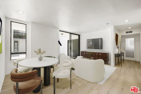 Photo of 906 N Doheny Drive #304, West Hollywood, CA 90069 (MLS # 25545351)