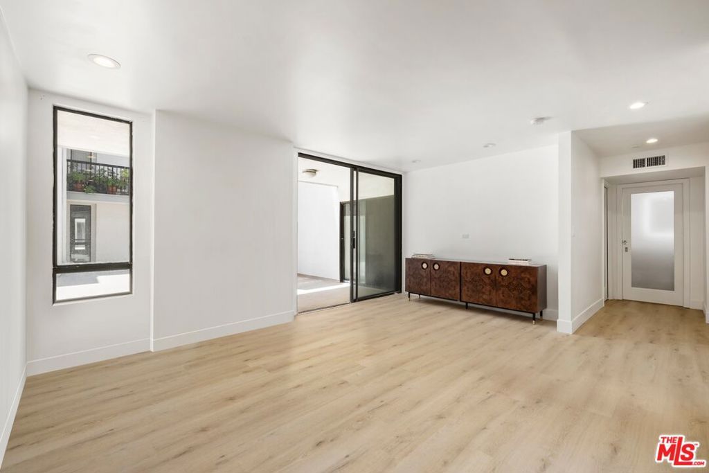 Photo of 906 N Doheny Drive #304, West Hollywood, CA 90069 (MLS # 25545351)