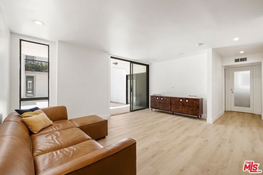 Photo of 906 N Doheny Drive #304, West Hollywood, CA 90069 (MLS # 25545351)