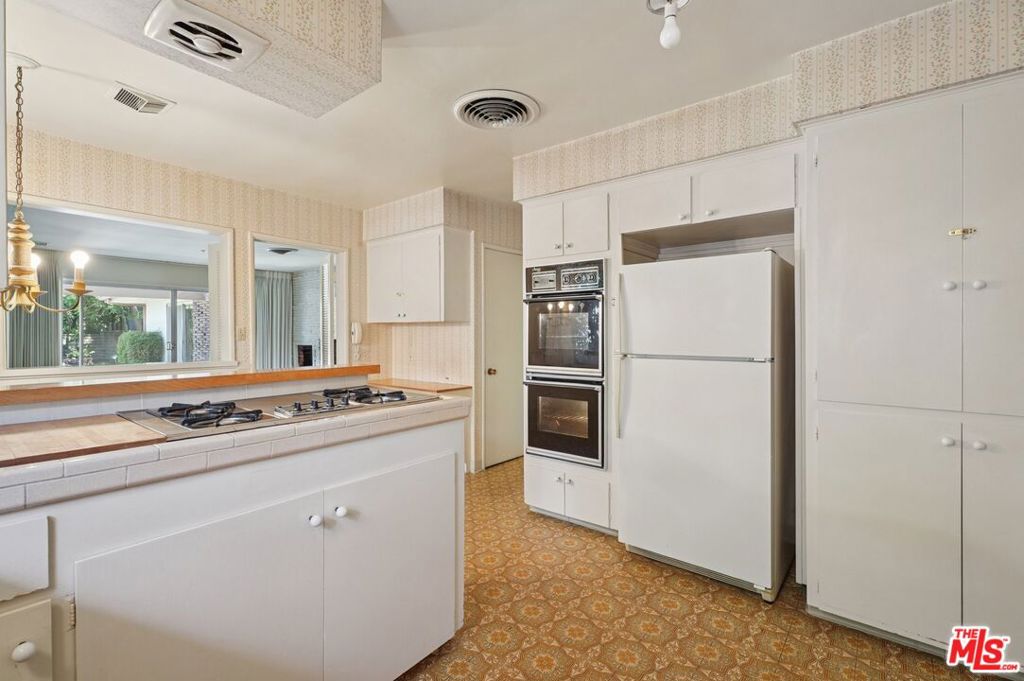 3684 Willowcrest Avenue