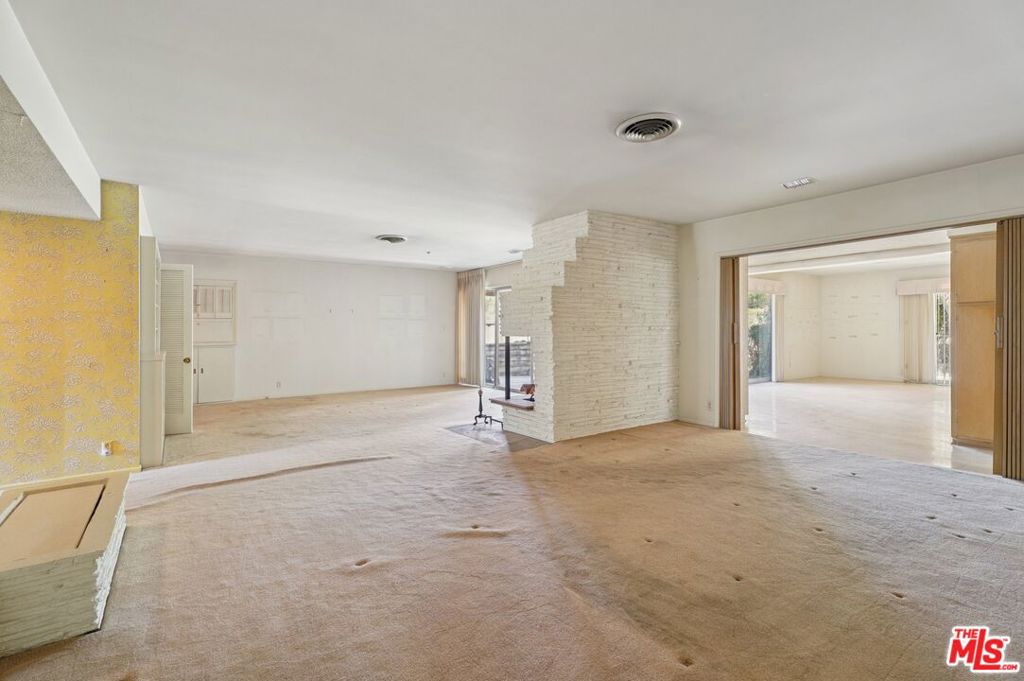 3684 Willowcrest Avenue