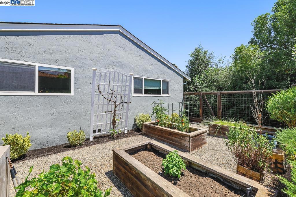 DOWNTOWN PLEAS. - Residential