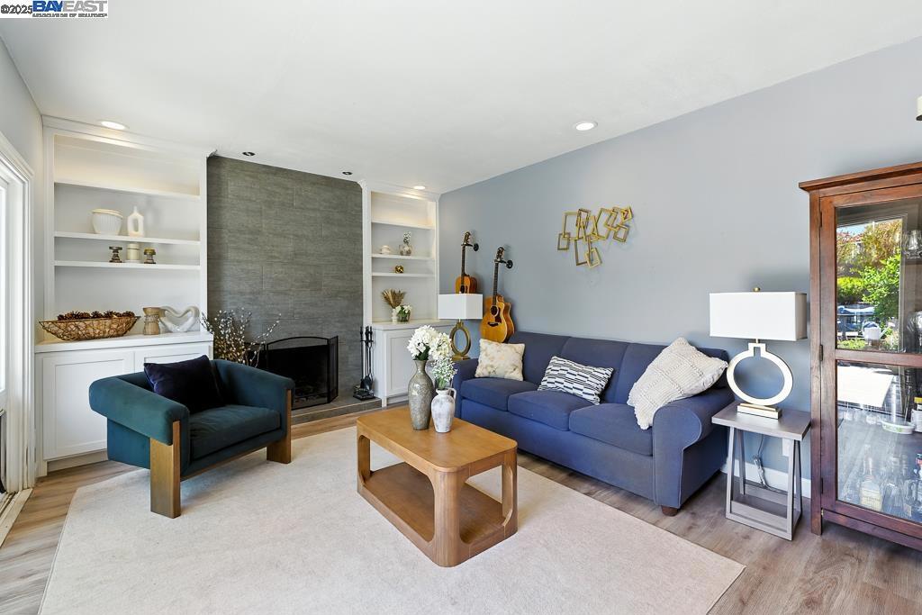 DOWNTOWN PLEAS. - Residential