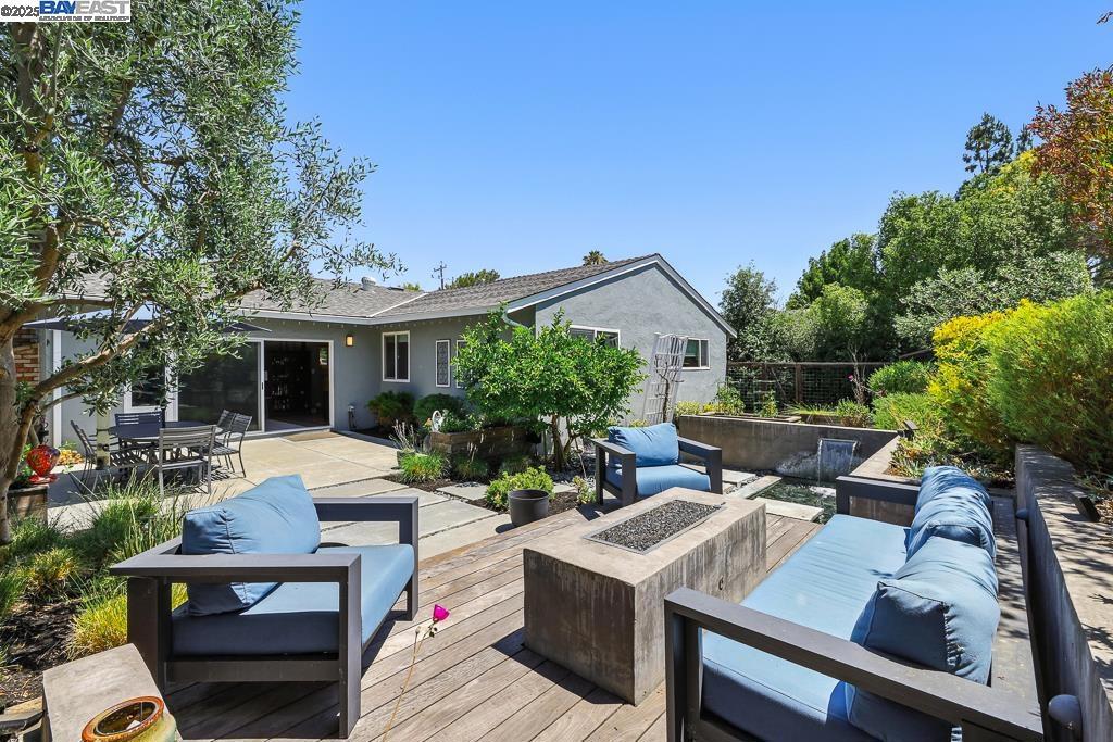 DOWNTOWN PLEAS. - Residential