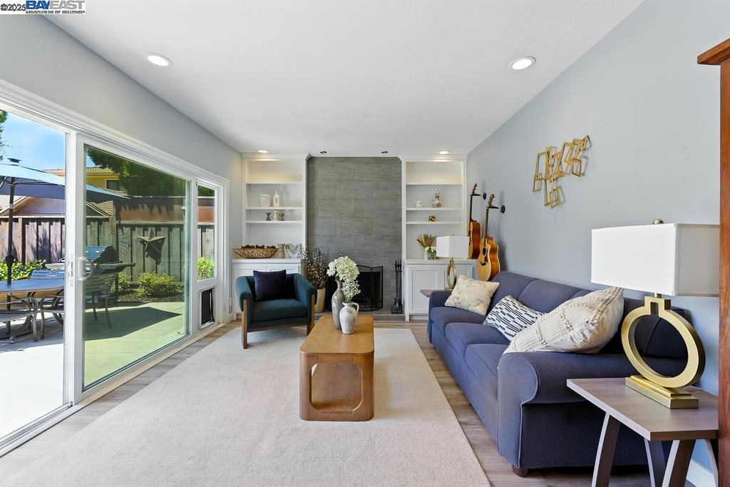 DOWNTOWN PLEAS. - Residential