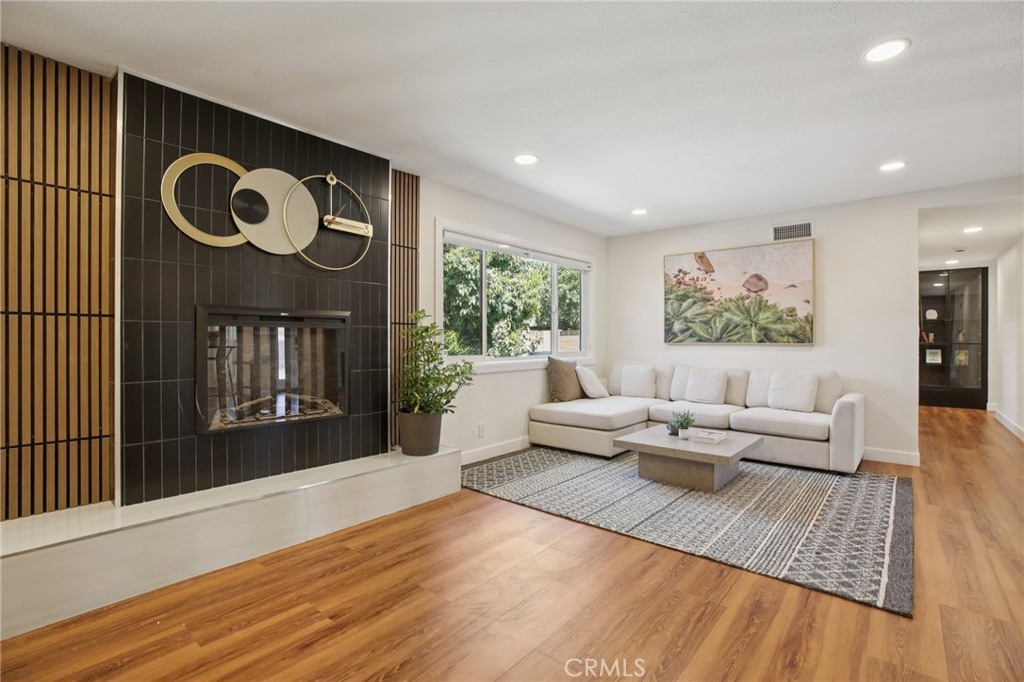 1533 W San Lorenzo Ave