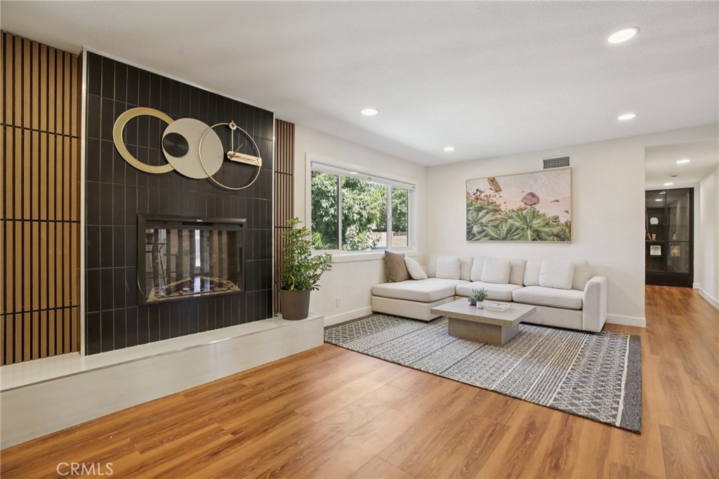 1533 W San Lorenzo Ave
