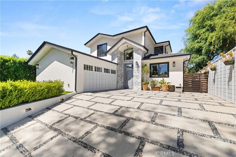 Photo of 22121 Providencia St, Woodland Hills, CA 91364 (MLS # SR26081859)