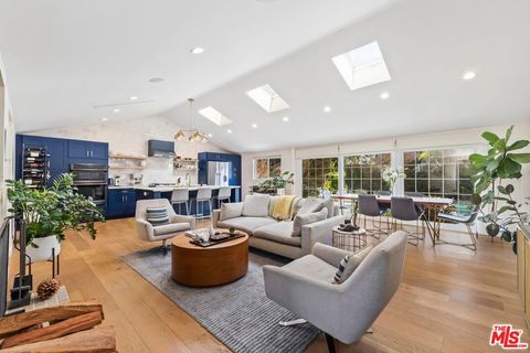 Photo of 9418 S 10th Avenue, Inglewood, CA 90305 (MLS # 25619321)