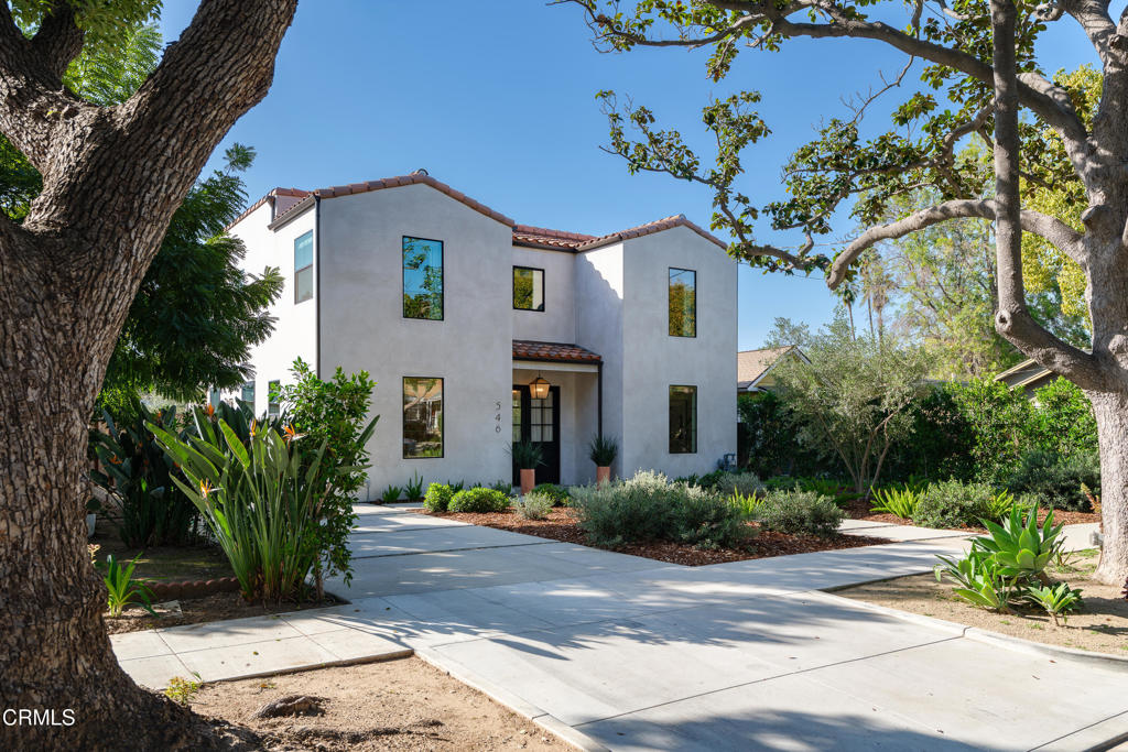 546 W Claremont Street