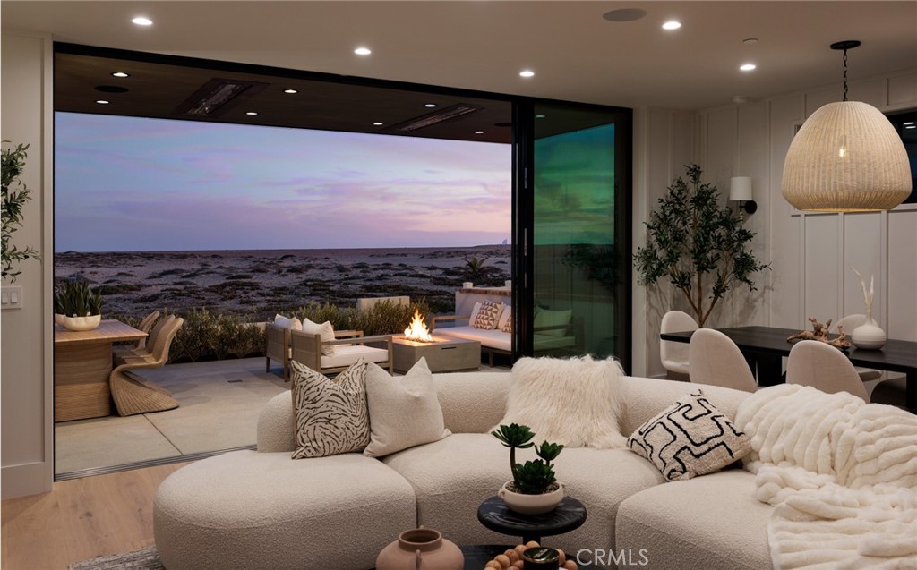 1123 E Balboa