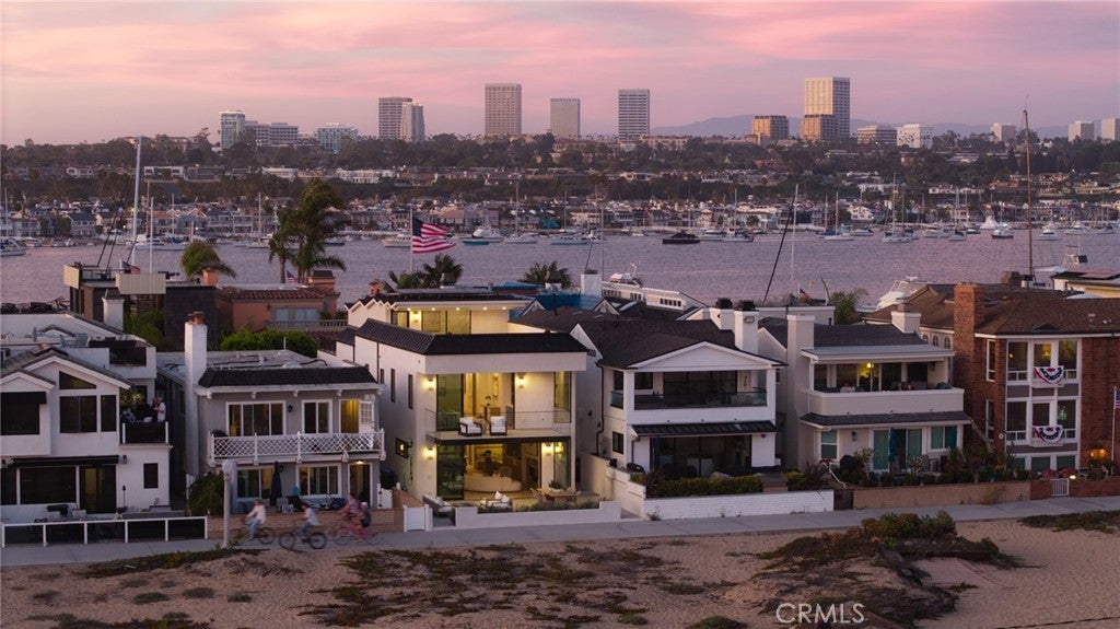 1123 E Balboa Blvd