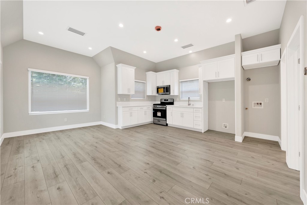 Beautiful 1 bedroom and 1 bath unit in the desirable area of Glendale. All appliance in the kitchen are brand new. There is laundry hook up. There is only 5 units in the complex, very quiet and clean. Close to shopping and schools.