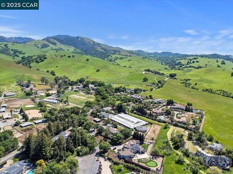 Photo of 1101 North Gate Road Rd, Walnut Creek, CA 94598 (MLS # 41105277)