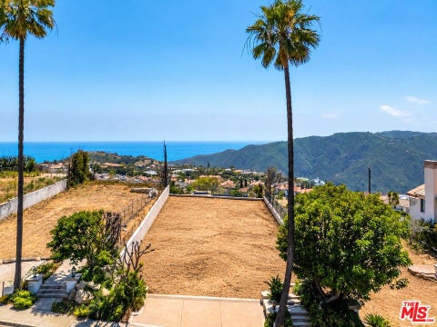 Photo of 1626 Chastain Pkwy, Pacific Palisades, CA 90272 (MLS # 26102888)