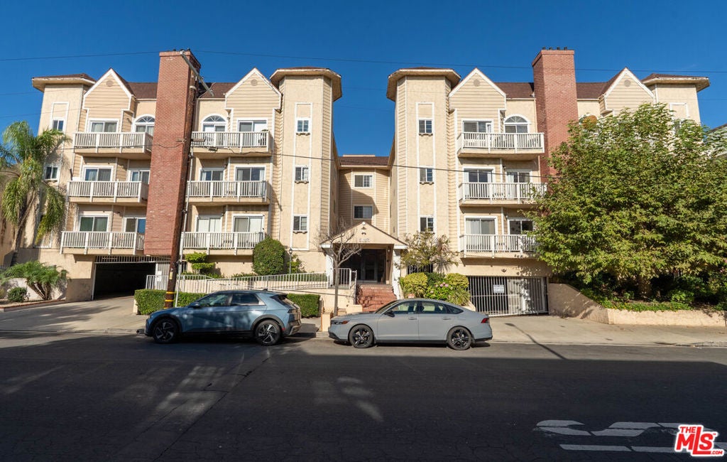 5135 Zelzah Avenue 305
