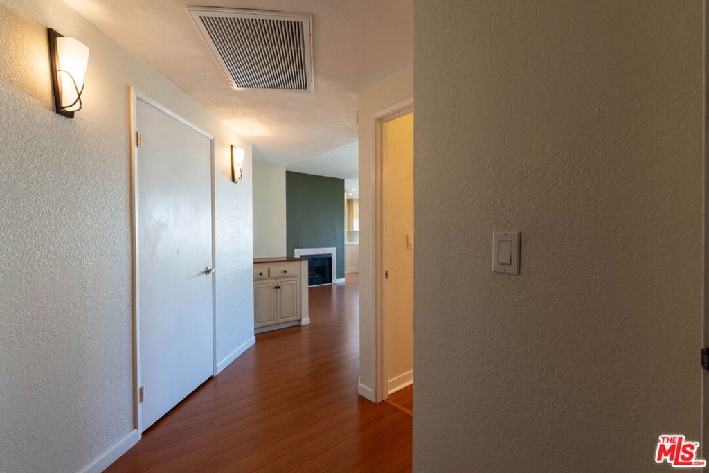 5135 Zelzah Avenue 305