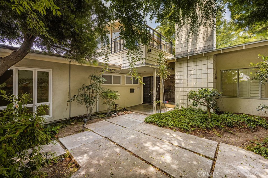 390 Peralta Avenue