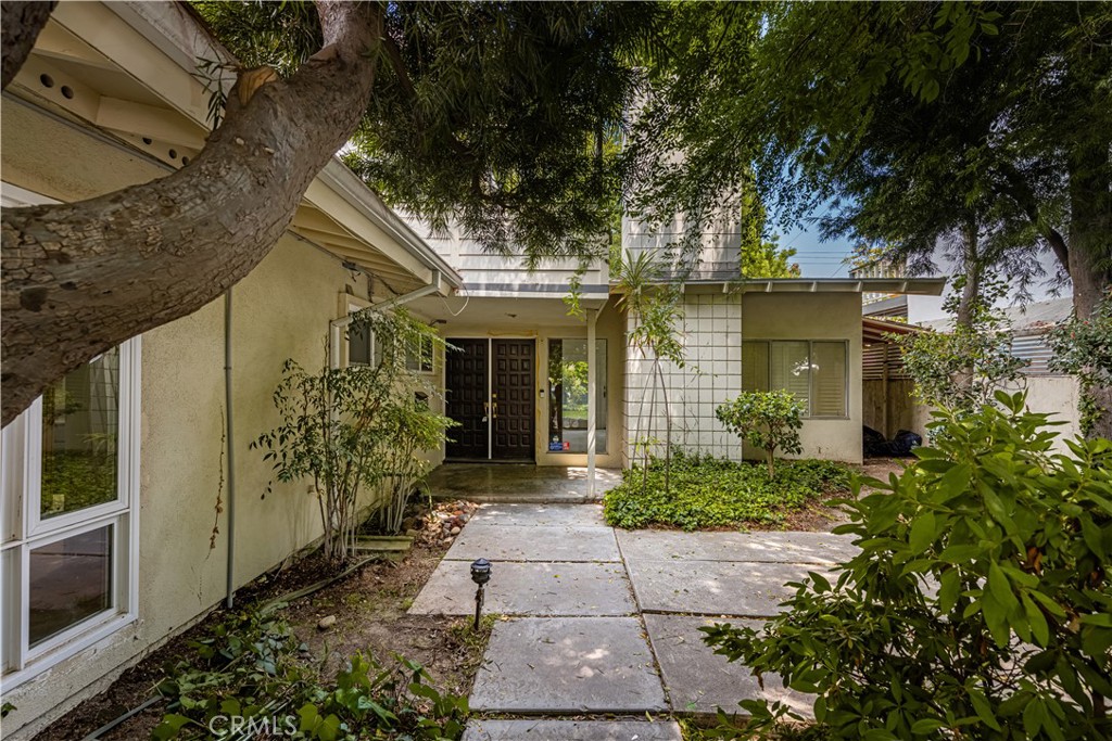 390 Peralta Avenue