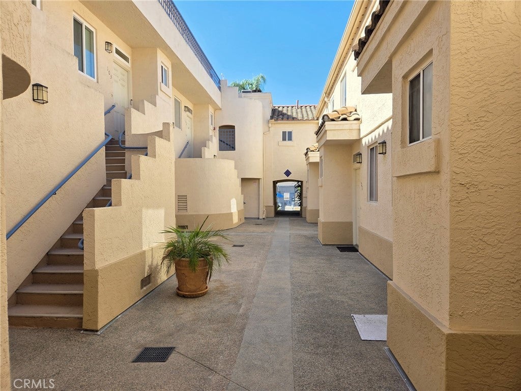 6131 Calle Mariselda 104