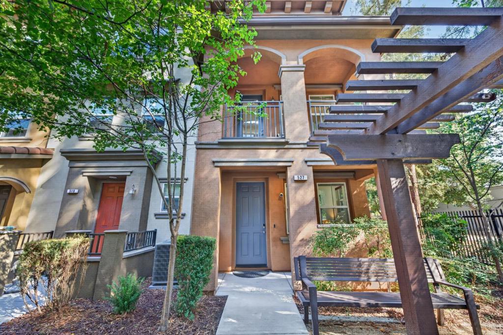 527 Bellezza Place