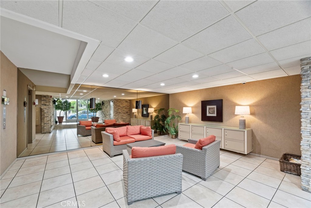 525 N Sycamore Avenue 333