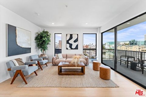 Photo of 904 S New Hampshire Avenue #610, Los Angeles, CA 90006 (MLS # 25613963)