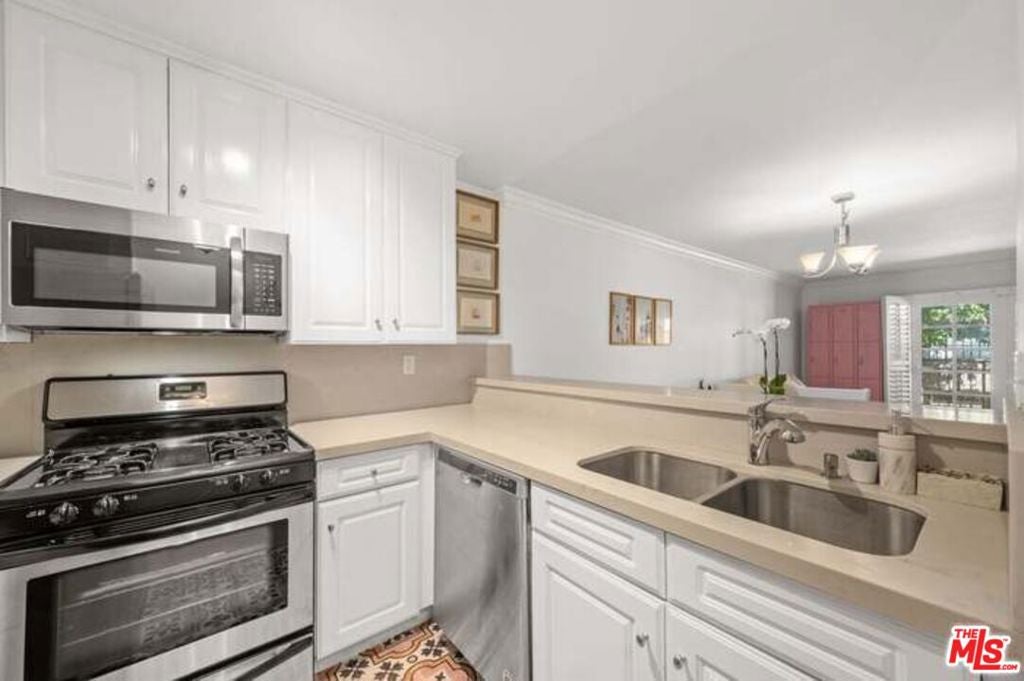 1125 Pico Boulevard 102