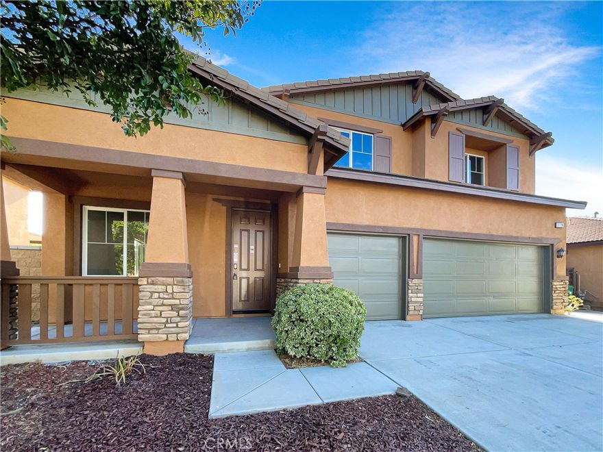 Welcome to this beautifully maintained home that boasts a host of desirable features. The living room is adorned with a cozy fireplace and a neutral color paint scheme that enhances the overall appeal. The kitchen is a chef's dream with a center island and all stainless steel appliances. The primary bedroom is a retreat with a walk-in closet and an en-suite bathroom featuring double sinks, a separate tub, and shower. The home also features a covered patio overlooking a fenced-in backyard, perfect for outdoor relaxation. Recent updates include partial flooring replacement. This home is a must-see for those seeking a blend of comfort and style.. Included 100-Day Home Warranty with buyer activation