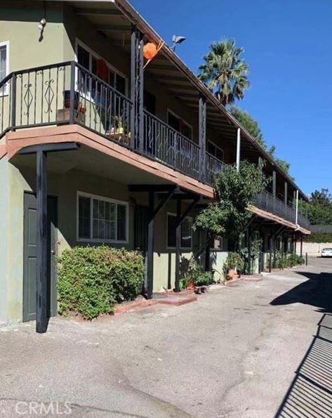 Cozy unit updated and refurbished with contemporaneity style and quality.
Bed room and 1 bath is located in central Pasadena and close to popular revitalized place.
The improvement includes: New wood floor, updated bathroom, redone new kitchen. There is 8 units complex and one dedicated parking space.