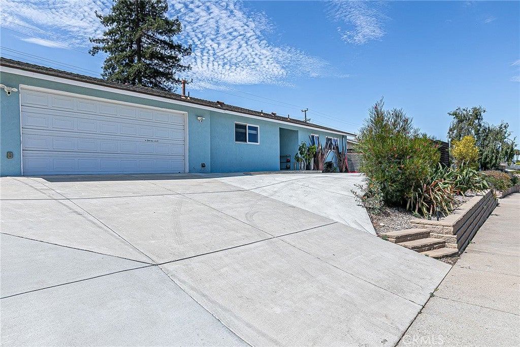 1216 Via Alta